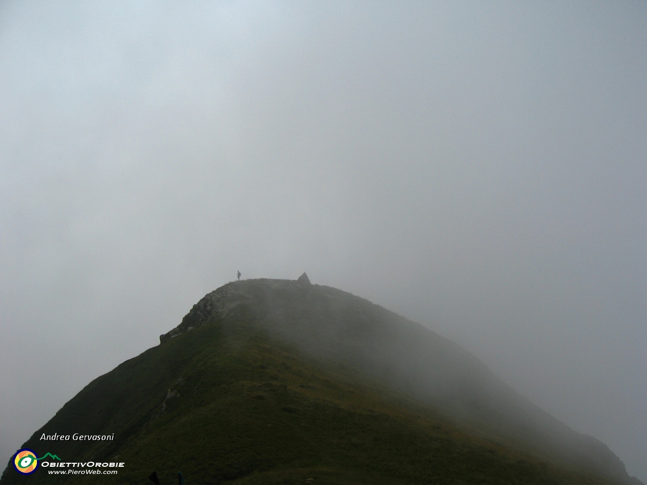 10 uomo, cima e nebbia.jpg